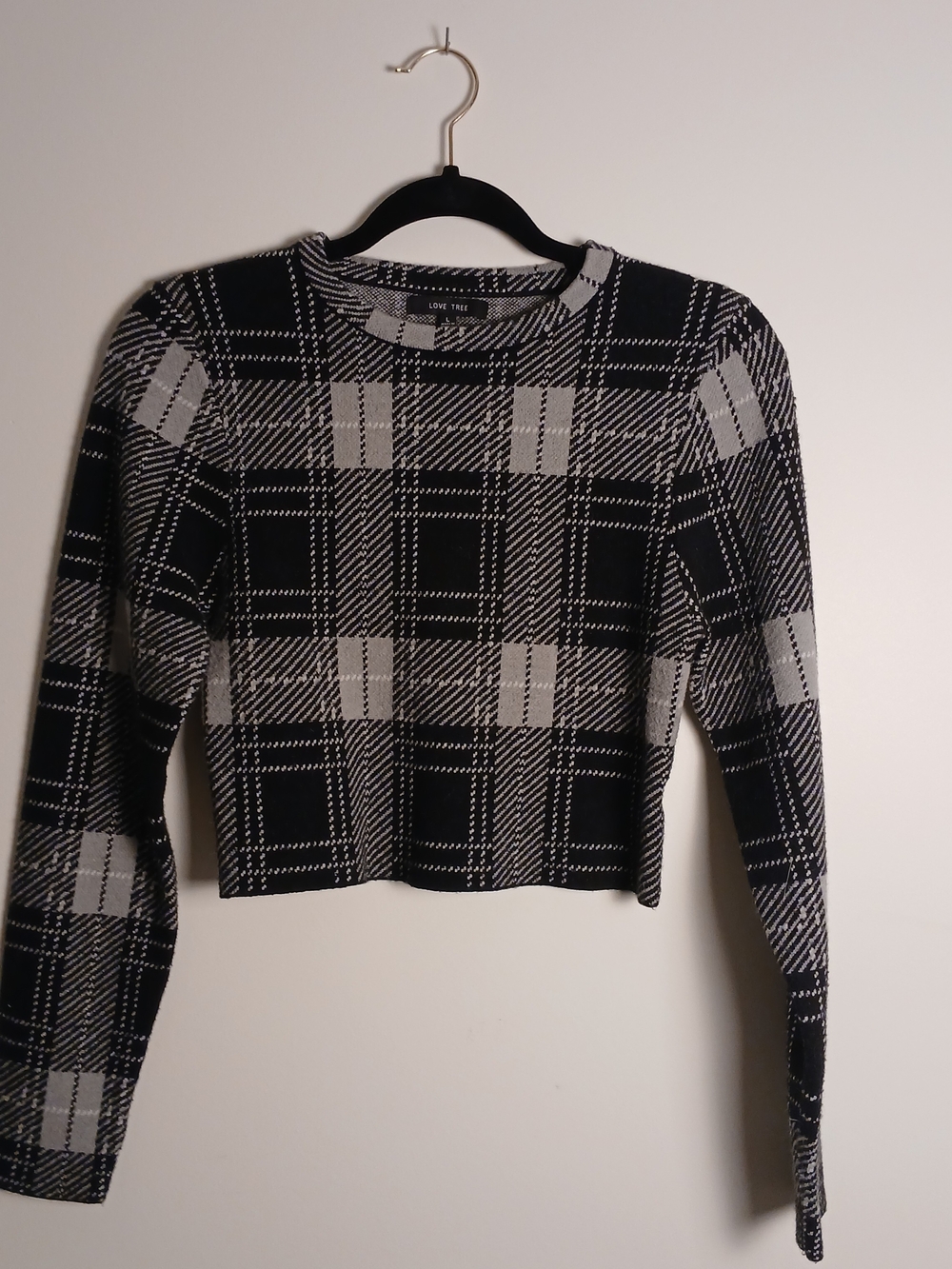 Love Tree Black and White Plaid Cropped Long Sleeve Top
